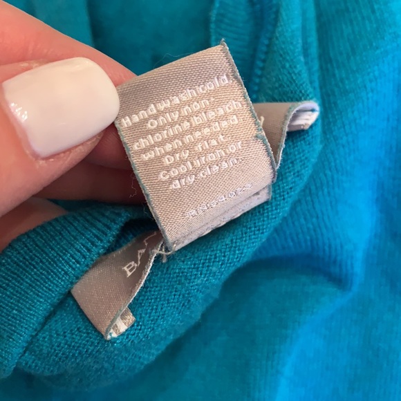 BANANA REPUBLIC V-NECK - Picture 11 of 11